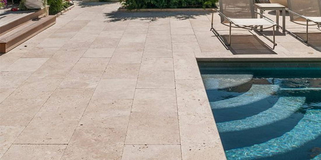 Pierre naturelle en travertin, format Opus 4. Résistant, élégant et durable, idéal pour sols et extérieurs. Livraison rapide à prix discount.