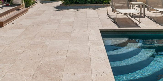 Pierre naturelle en travertin, format Opus 4. Résistant, élégant et durable, idéal pour sols et extérieurs. Livraison rapide à prix discount.